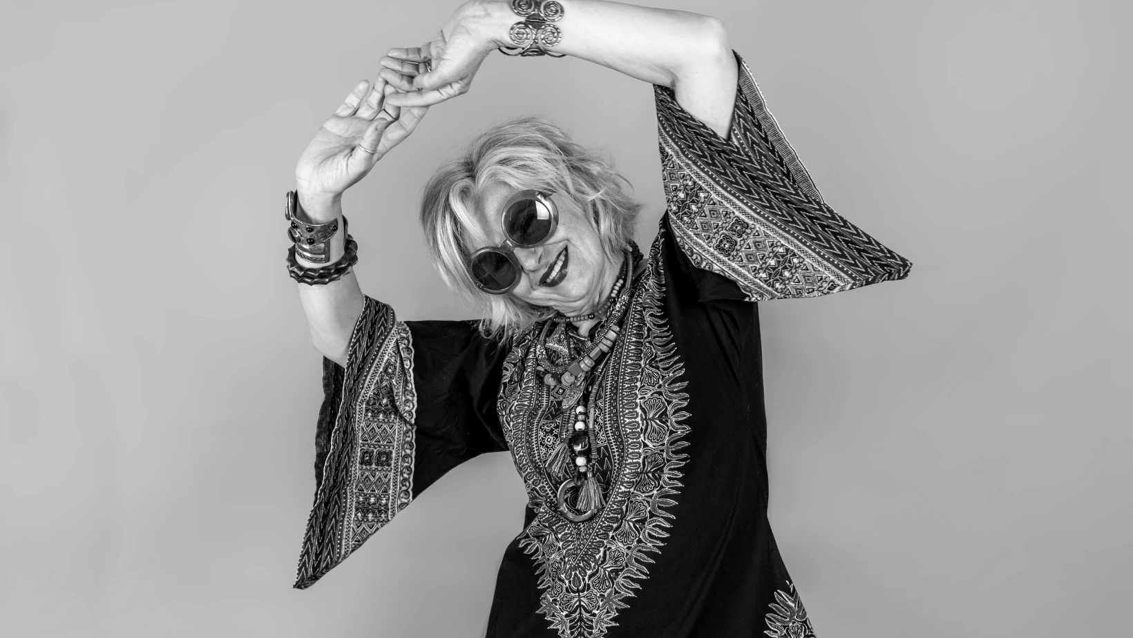 En un mundo en el que sólo cabe el ímpetu de los años jóvenes, una mujer madura se vuelve invisible o eso dicen. Pues yo doy gracias a la Vida por SER MUJER.